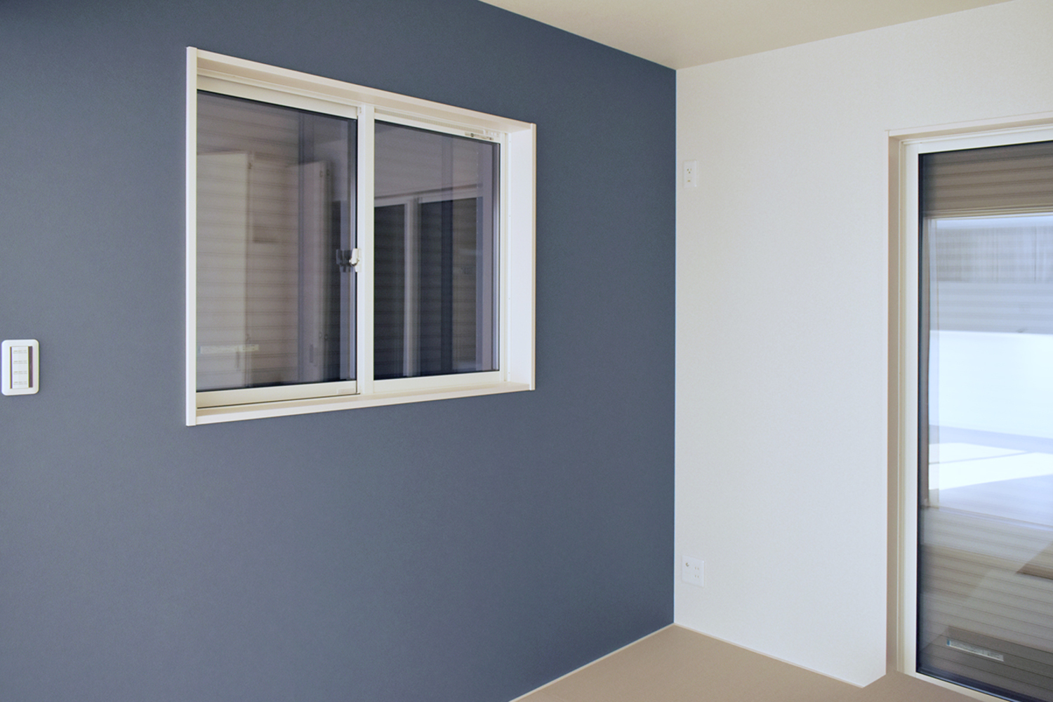 青い壁・窓枠白・和室