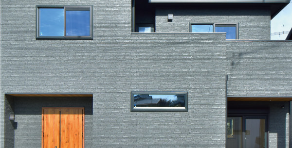 外壁材（ニチハ ： 16mm Vシリーズ）・屋根材（日鉄鋼板 ： ニクスカラーPro）